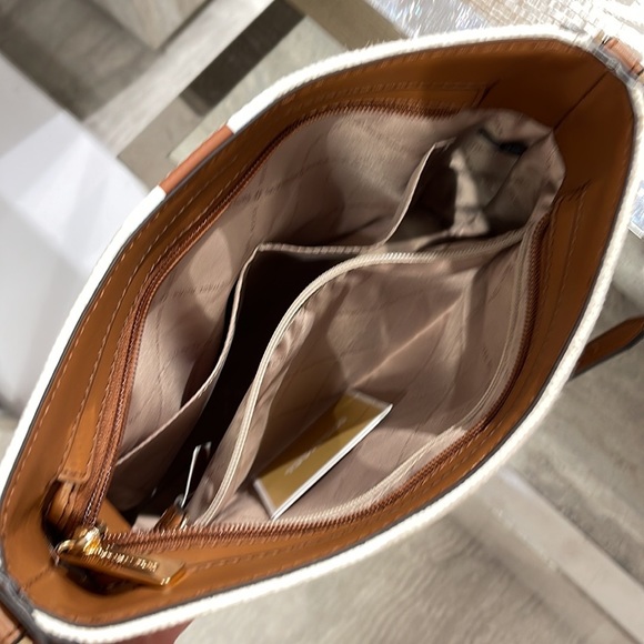 Michael Kors Jet Set Travel Large Messenger Bag (Luggage) 35S3GTVM3C
NWT - Picture 9 of 16